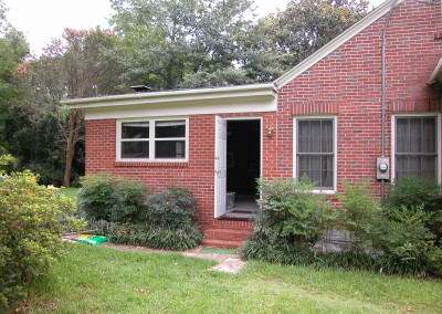 Side view of the house shows the flat roof