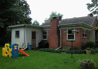 rear view of flat roof and laundry shed